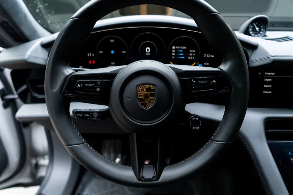Porsche Taycan photo 30