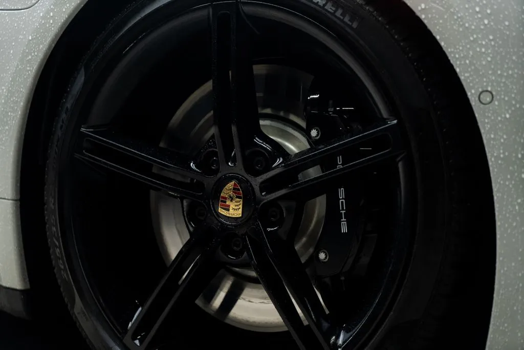 Porsche Taycan photo 10