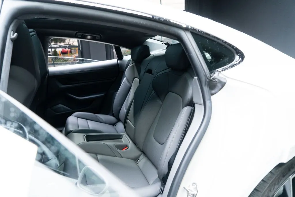 Porsche Taycan photo 45