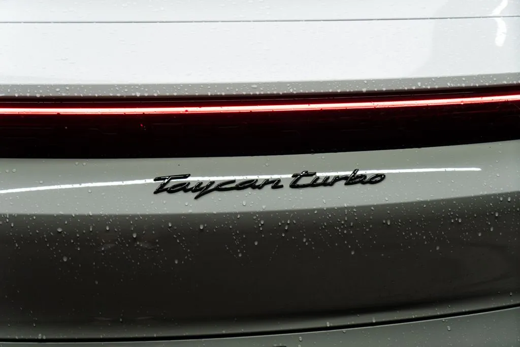 Porsche Taycan photo 16
