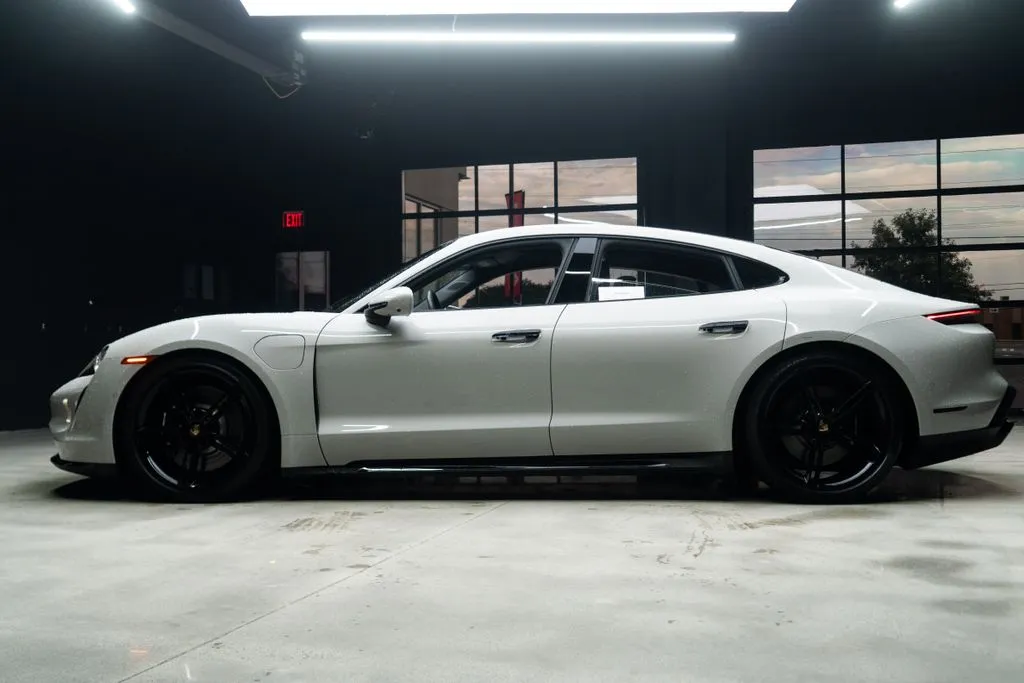 Porsche Taycan photo 19