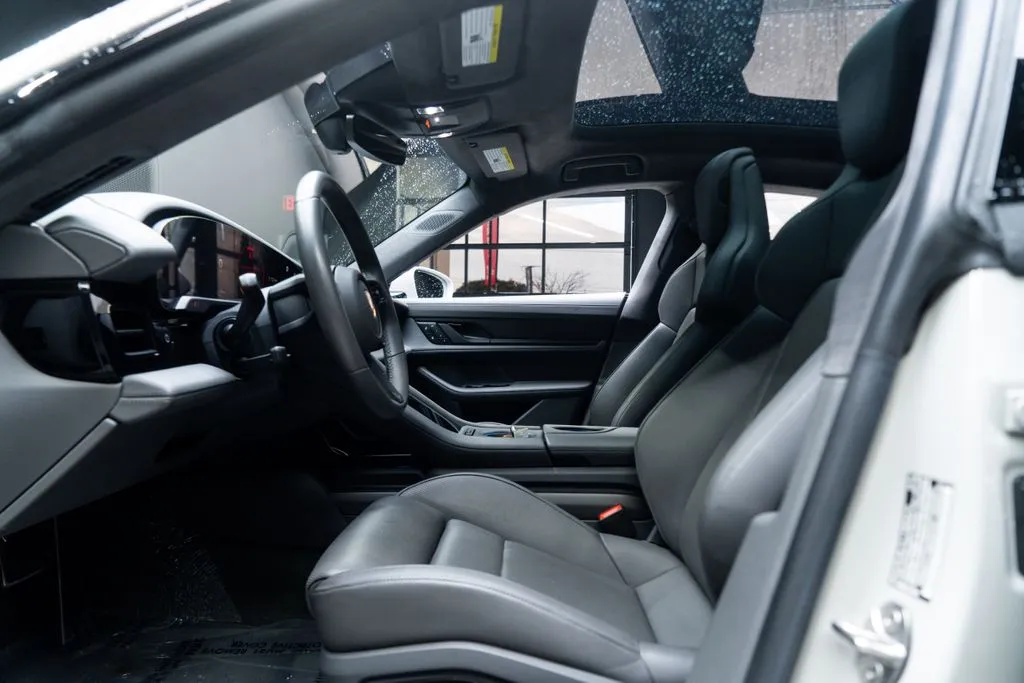 Porsche Taycan photo 25