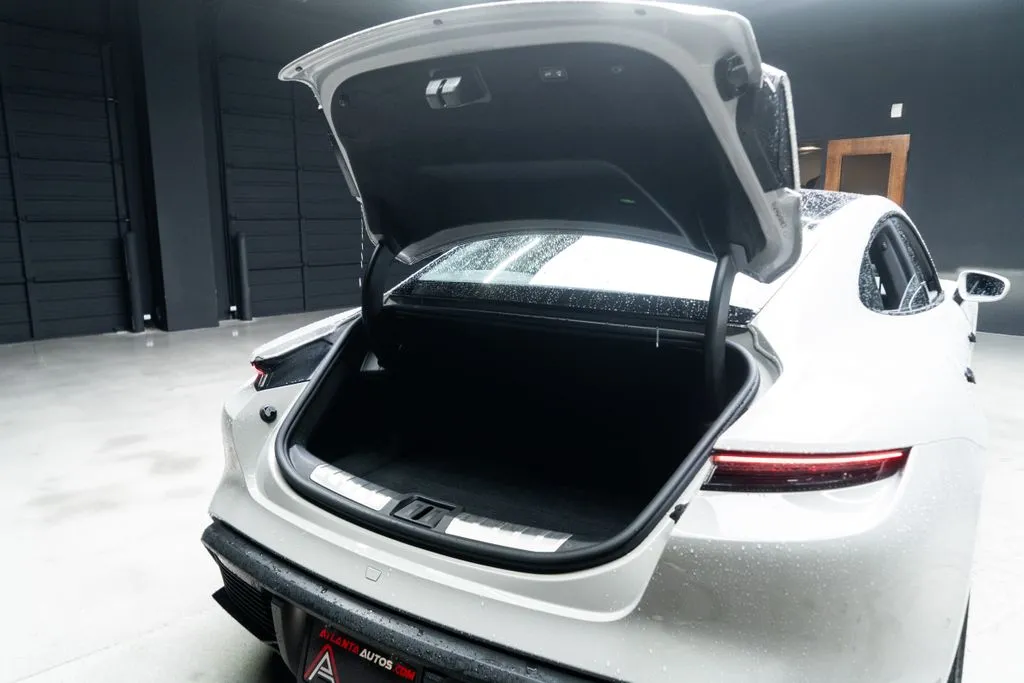 Porsche Taycan photo 47