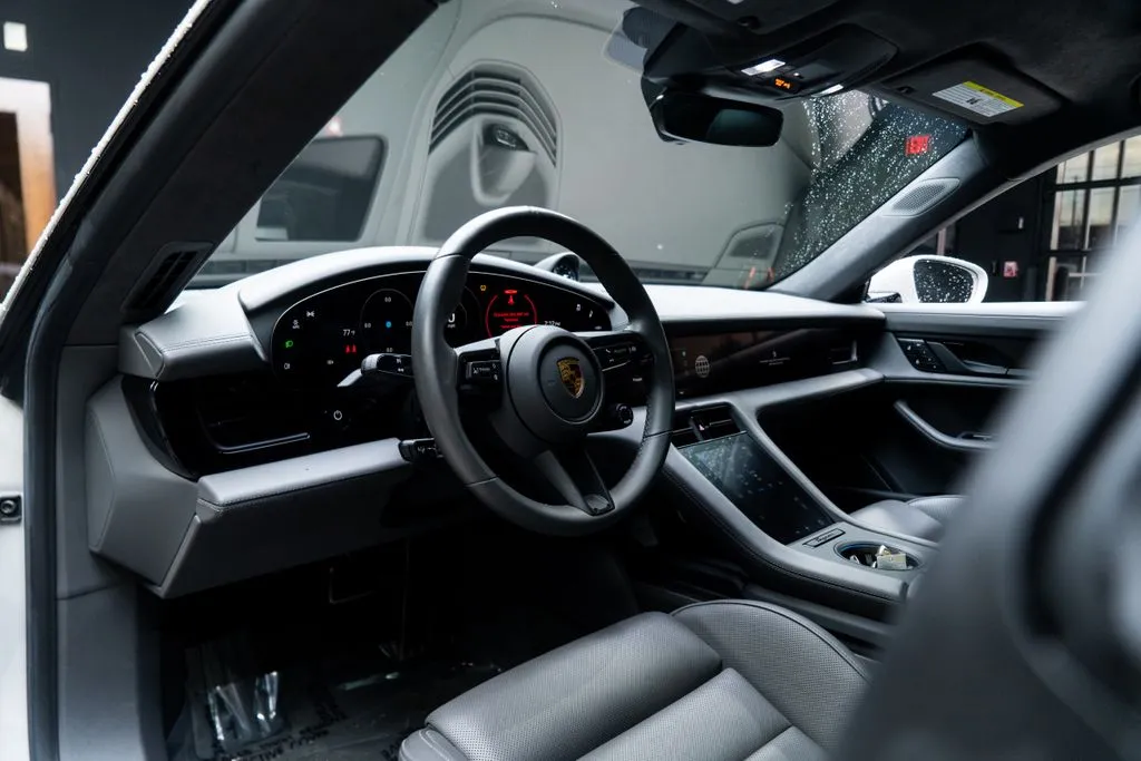 Porsche Taycan photo 28