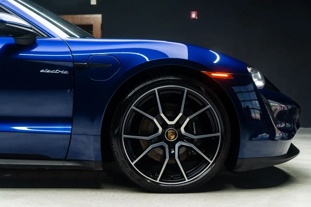 Porsche Taycan photo 10