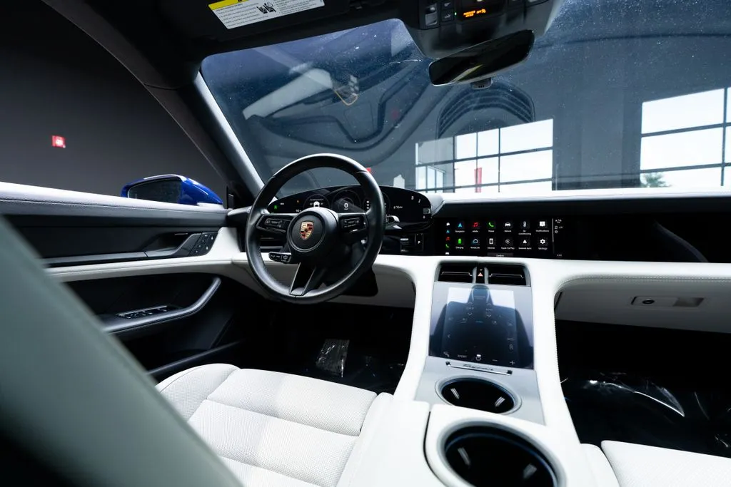 Porsche Taycan photo 38