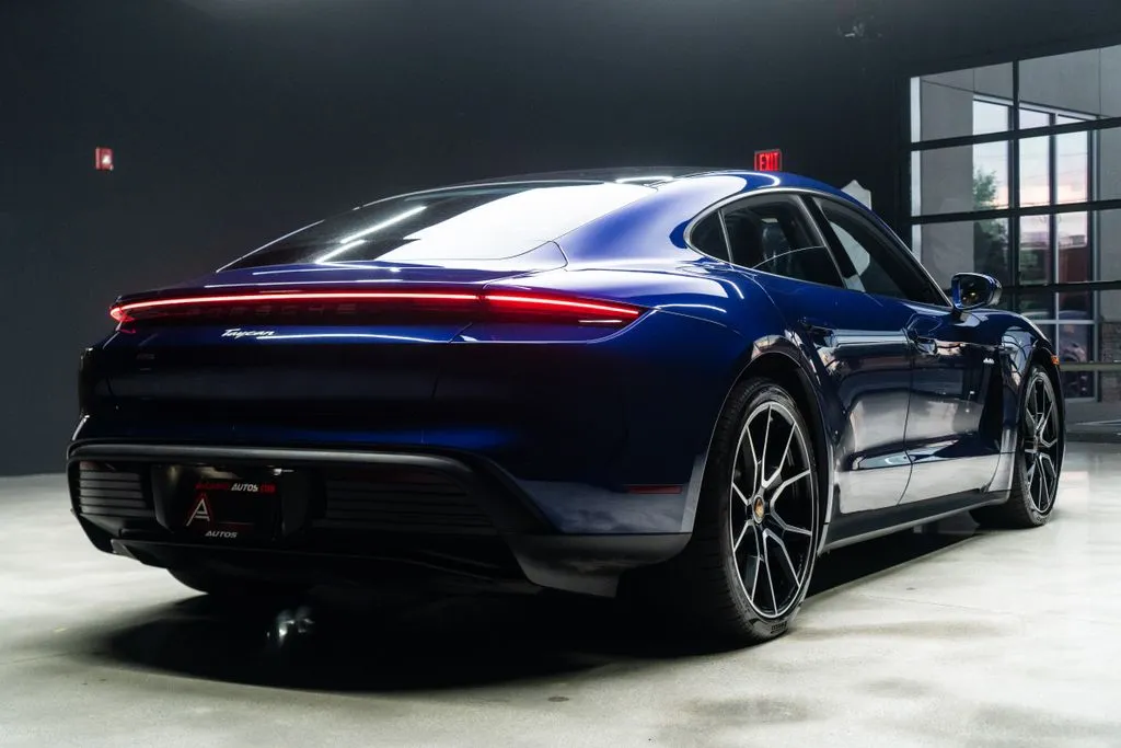 Porsche Taycan photo 15