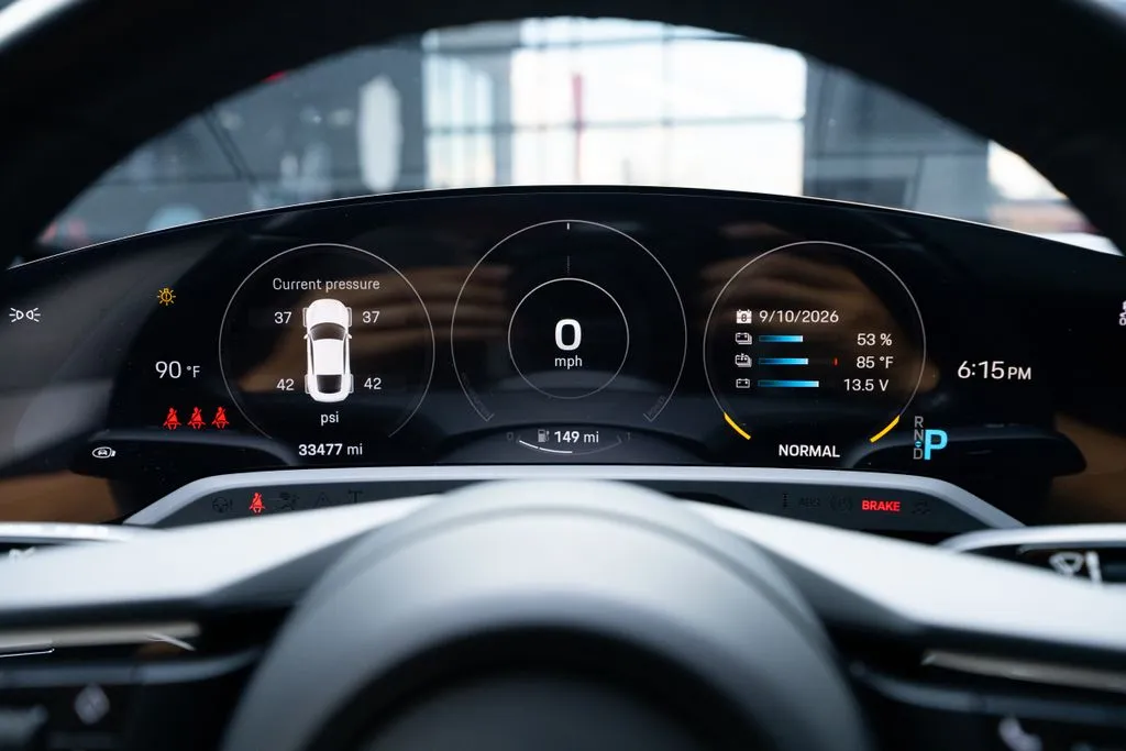 Porsche Taycan photo 30