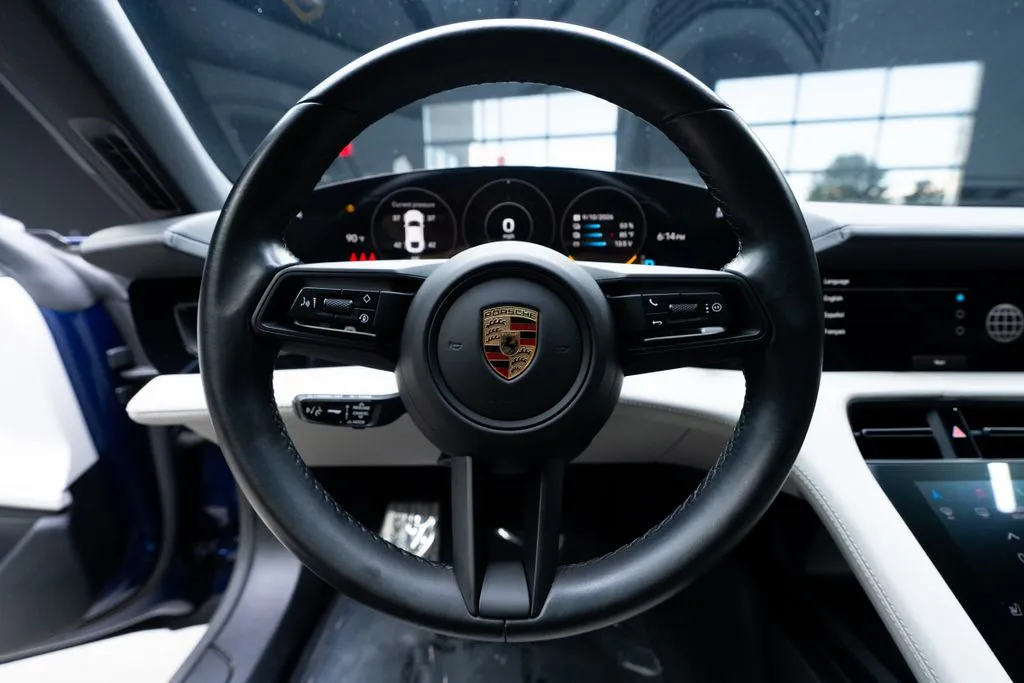 Porsche Taycan photo 27