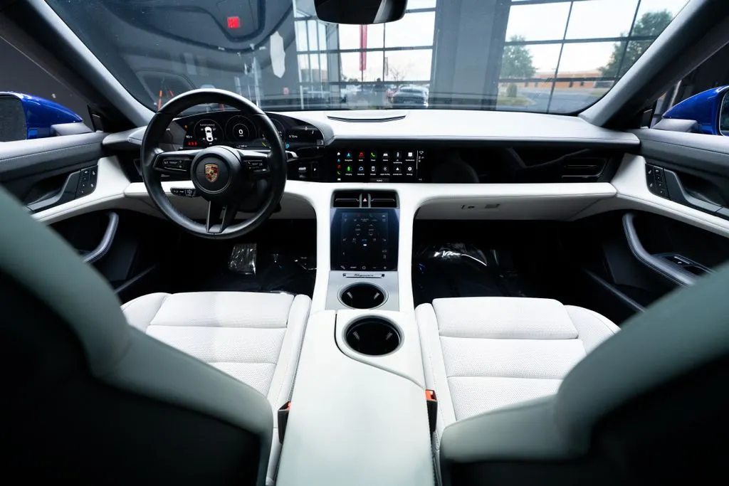 Porsche Taycan photo 37
