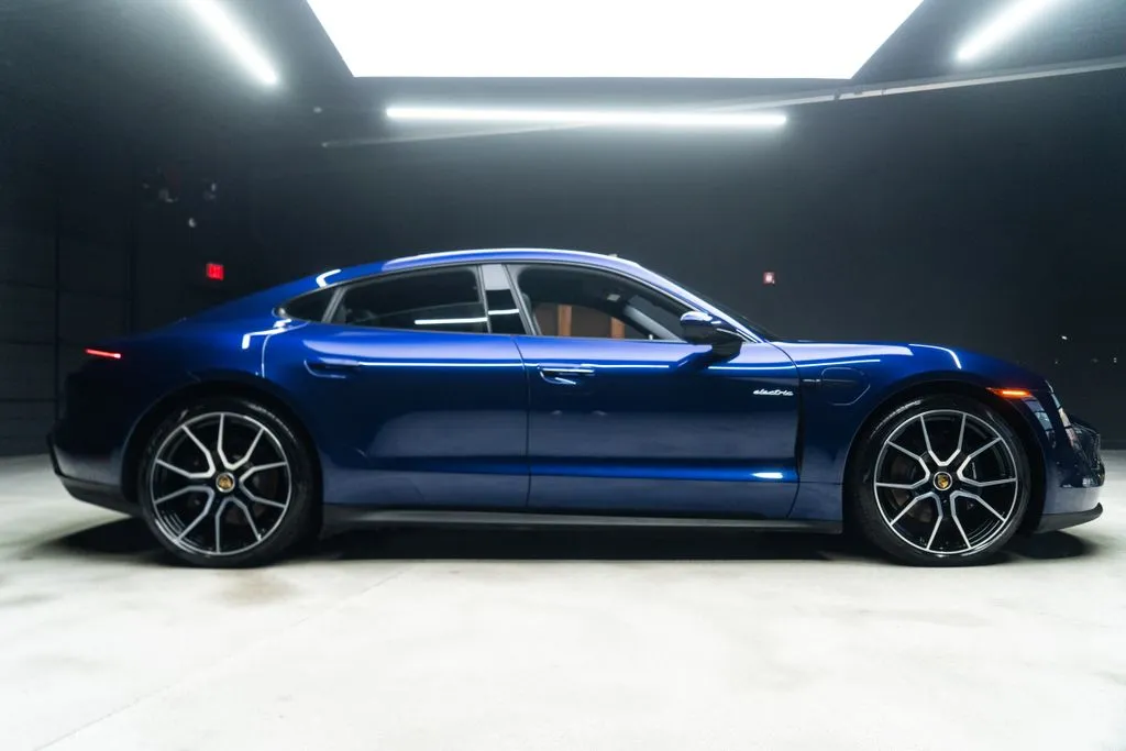 Porsche Taycan photo 9