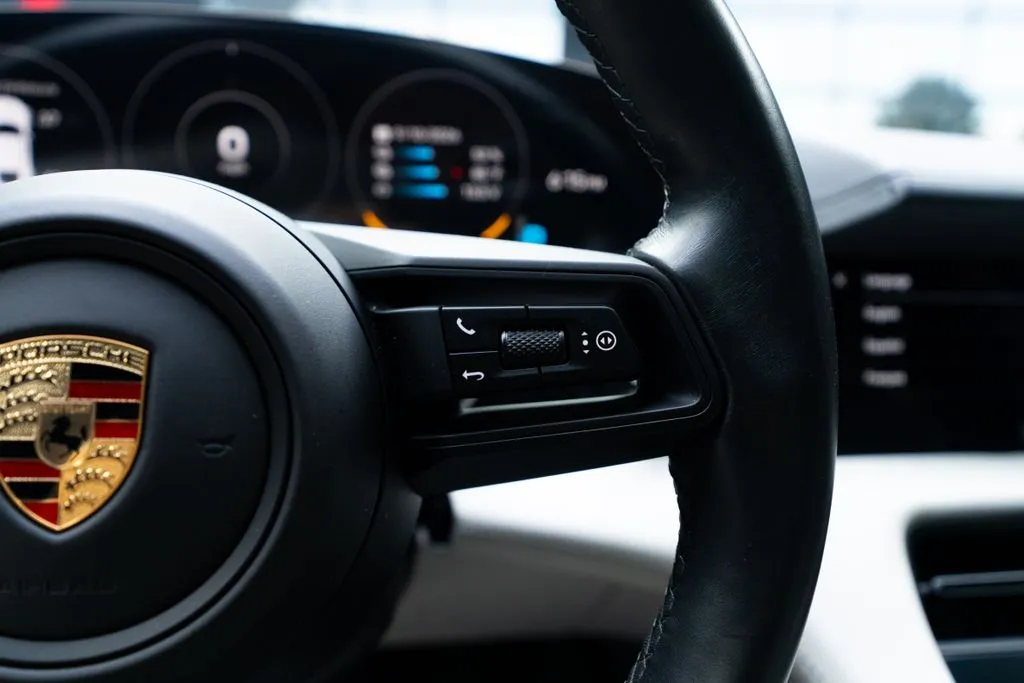 Porsche Taycan photo 29