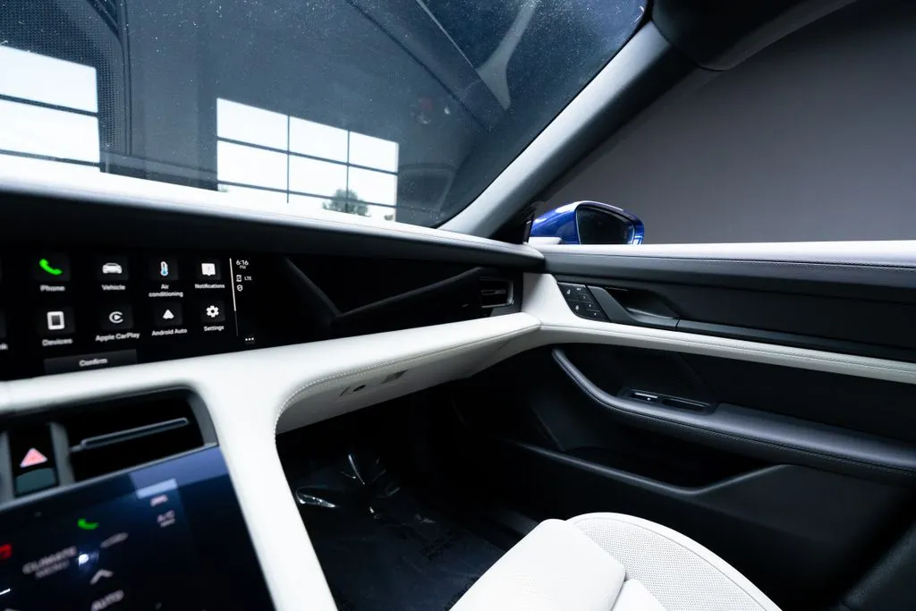 Porsche Taycan photo 36