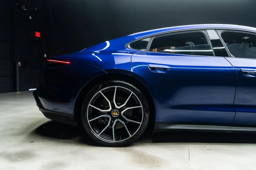 Porsche Taycan photo 14