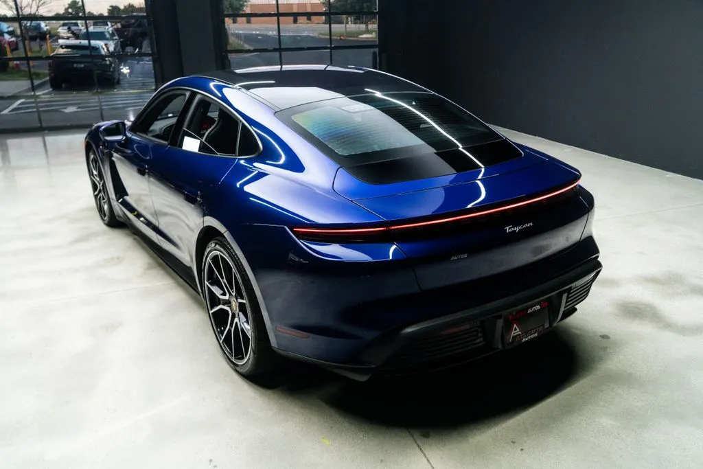 Porsche Taycan photo 18