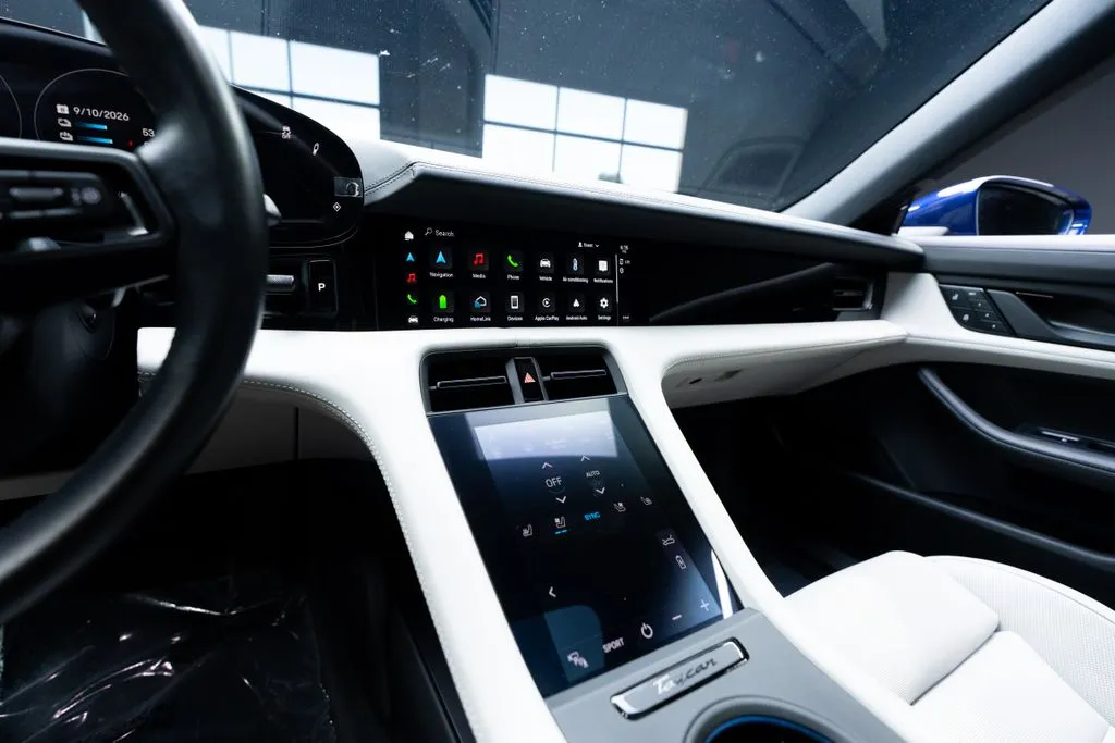 Porsche Taycan photo 31
