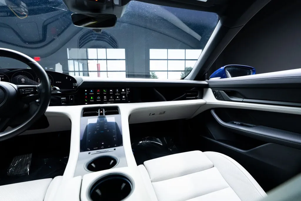 Porsche Taycan photo 39