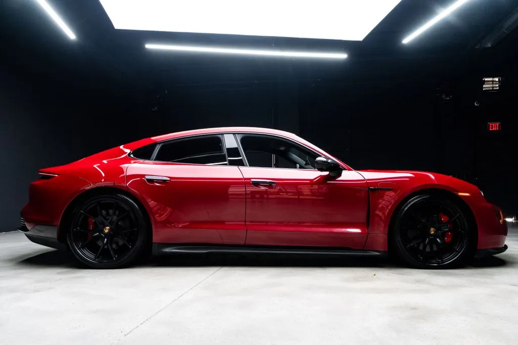 Porsche Taycan photo 8