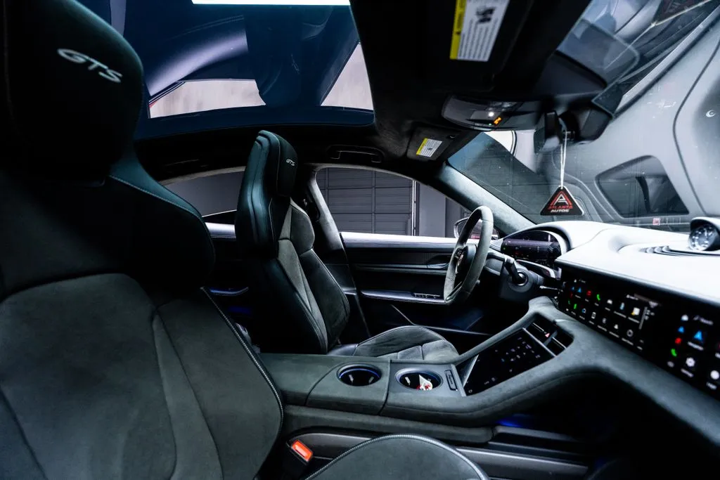 Porsche Taycan photo 36