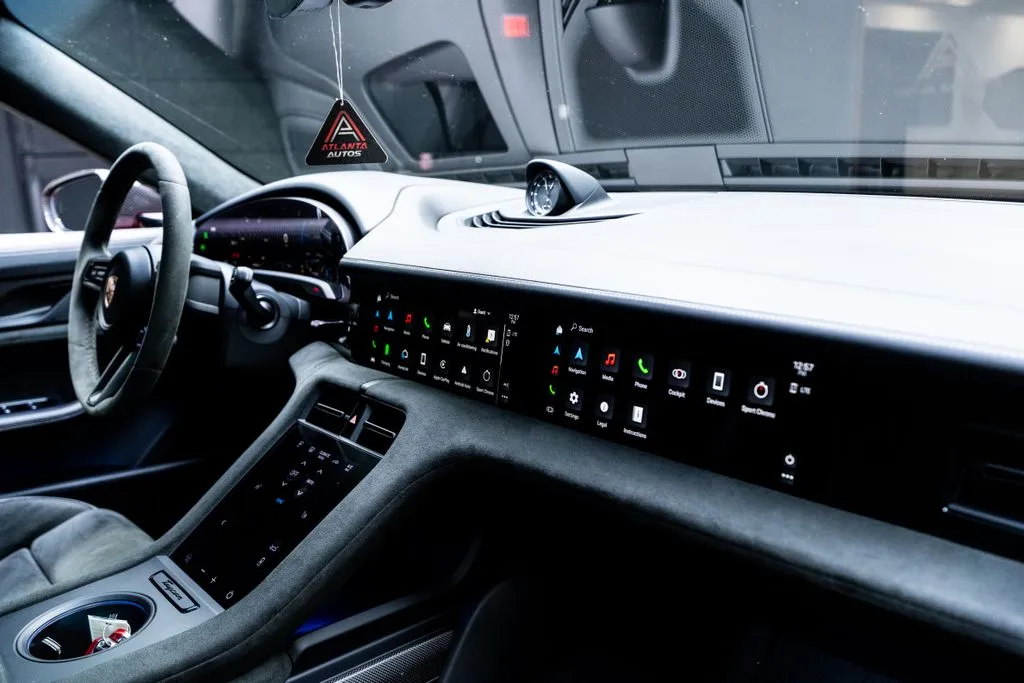 Porsche Taycan photo 35