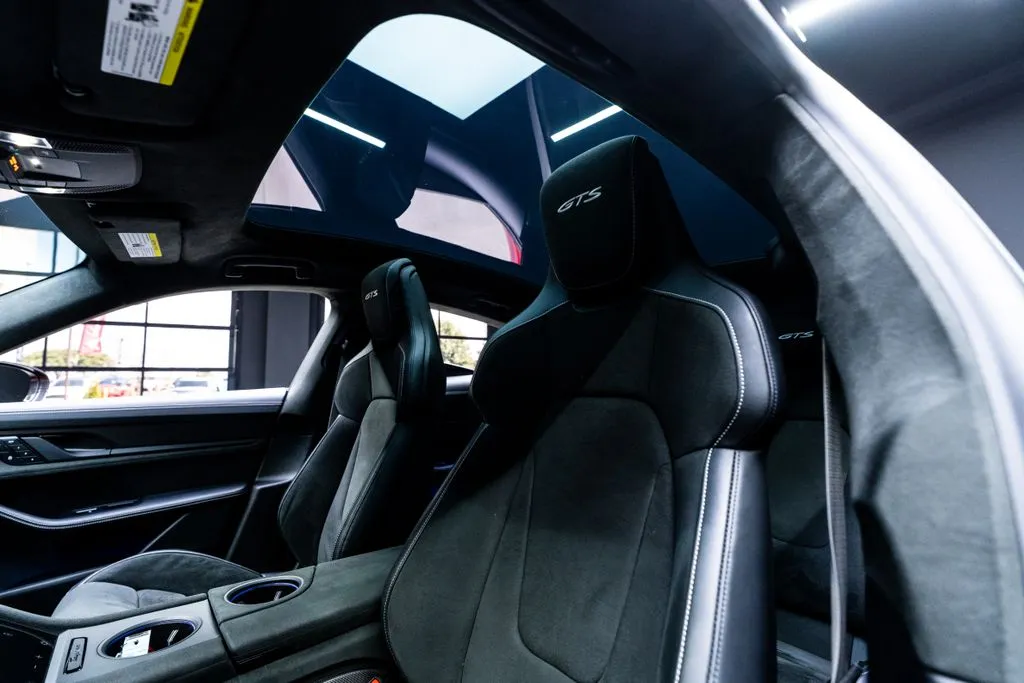 Porsche Taycan photo 22