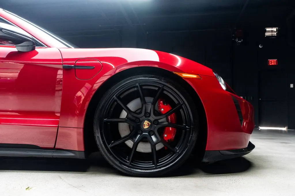 Porsche Taycan photo 9