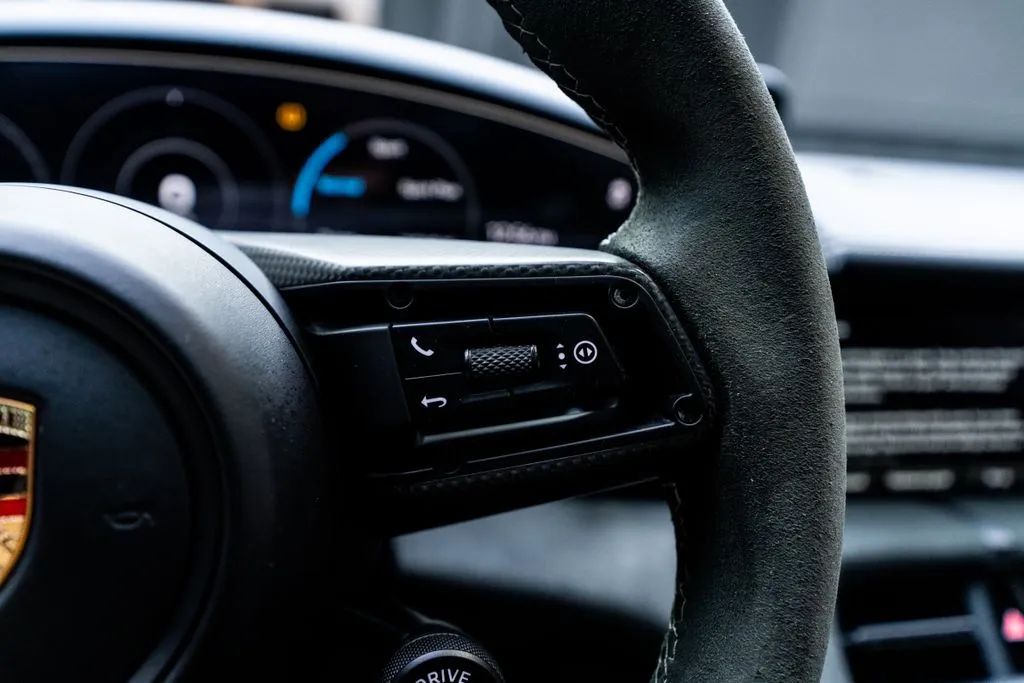 Porsche Taycan photo 27