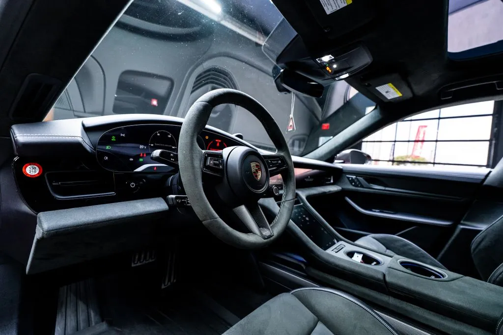 Porsche Taycan photo 23
