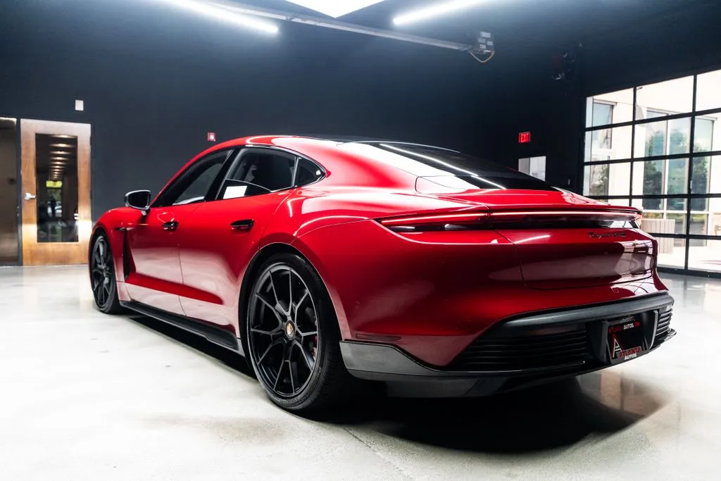 Porsche Taycan photo 16