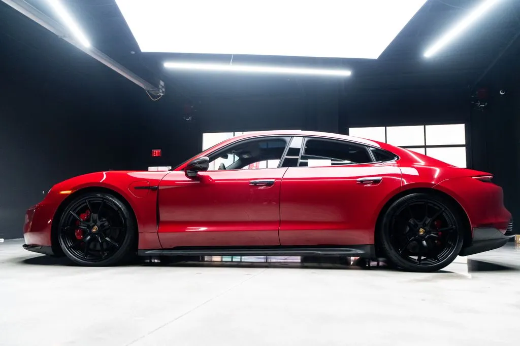 Porsche Taycan photo 17