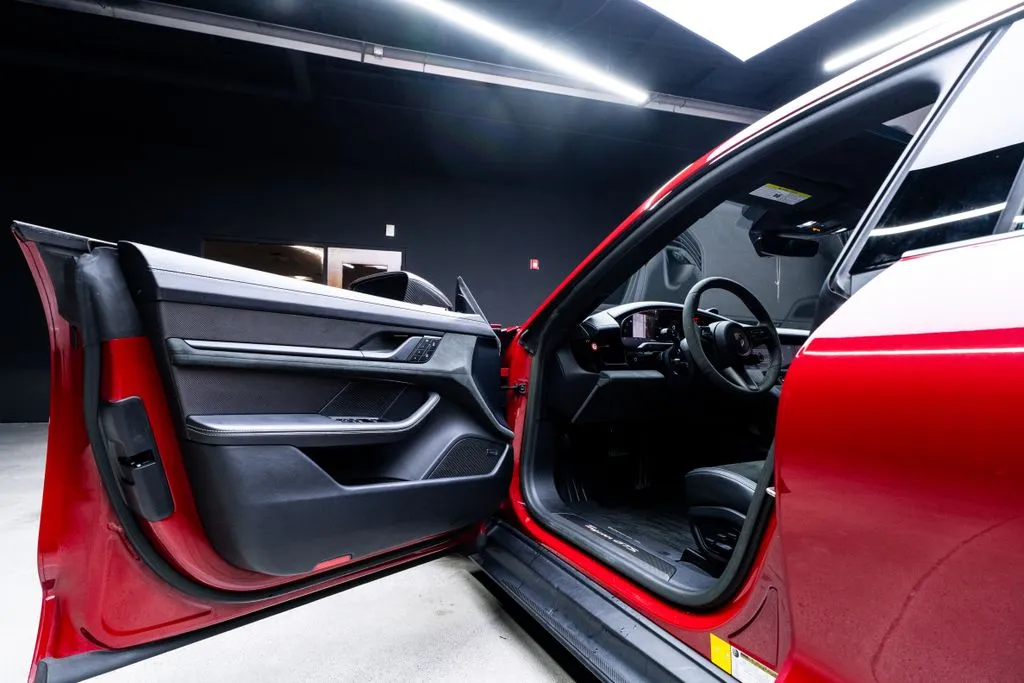 Porsche Taycan photo 18