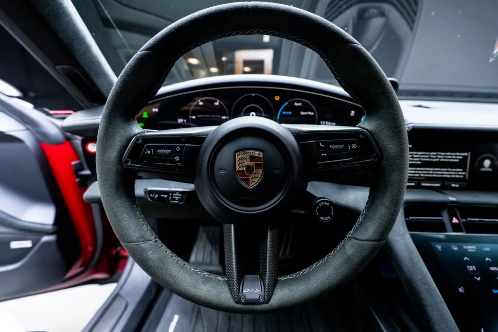 Porsche Taycan photo 25