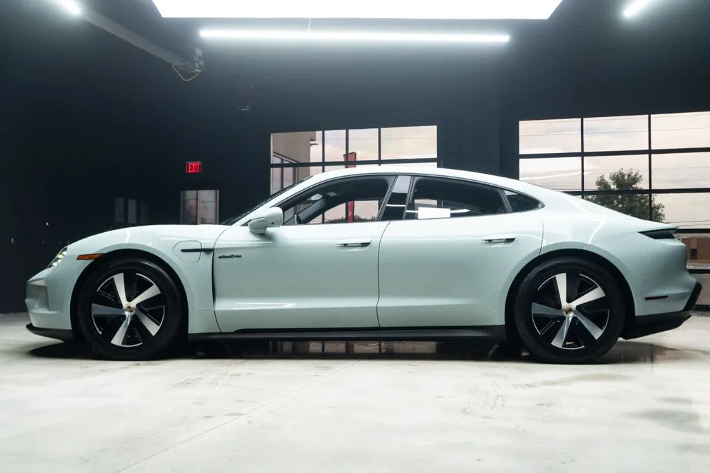 Porsche Taycan photo 17