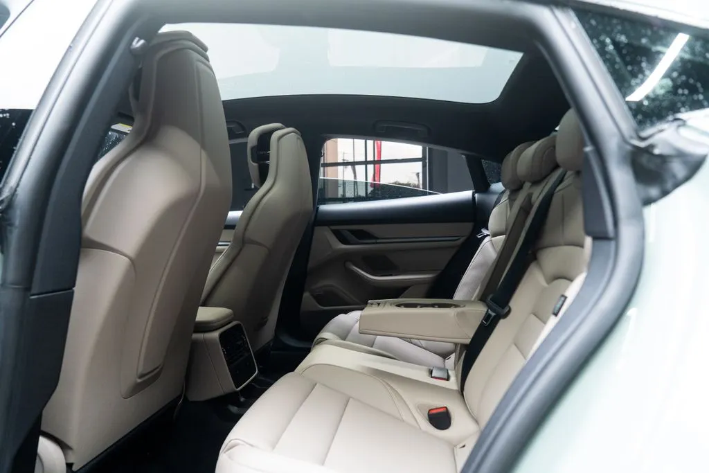 Porsche Taycan photo 36
