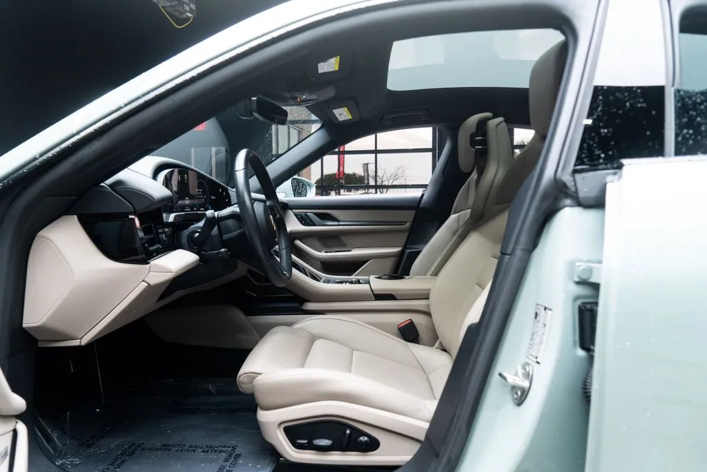 Porsche Taycan photo 22