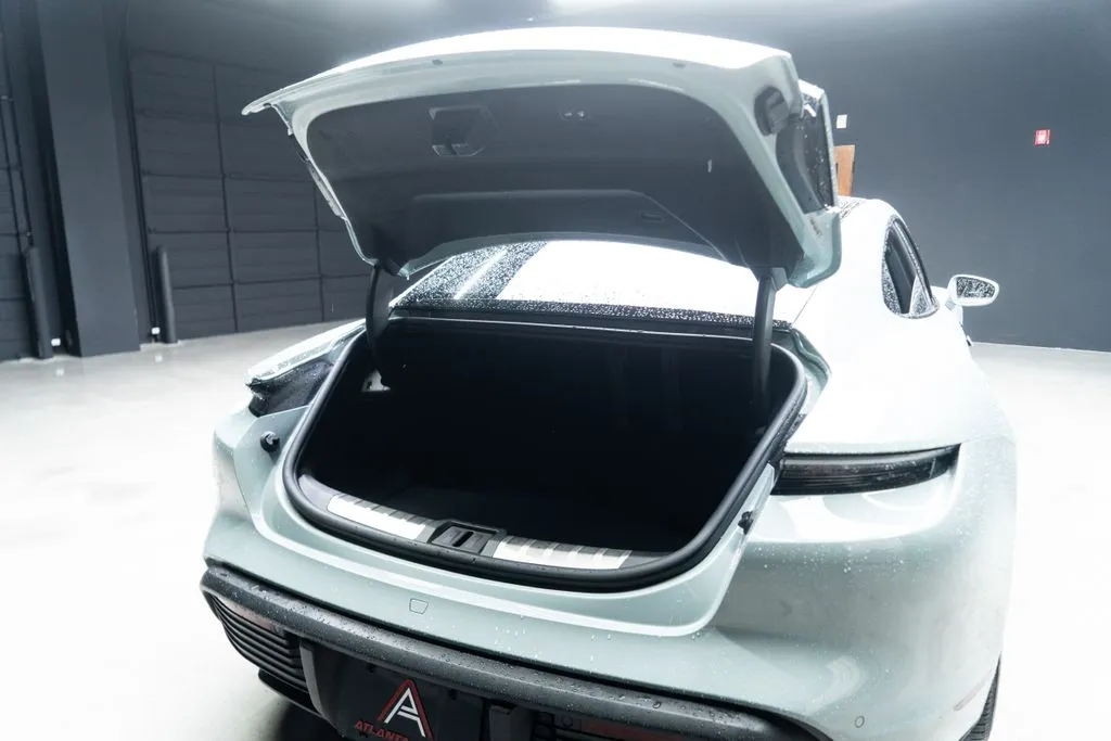 Porsche Taycan photo 38
