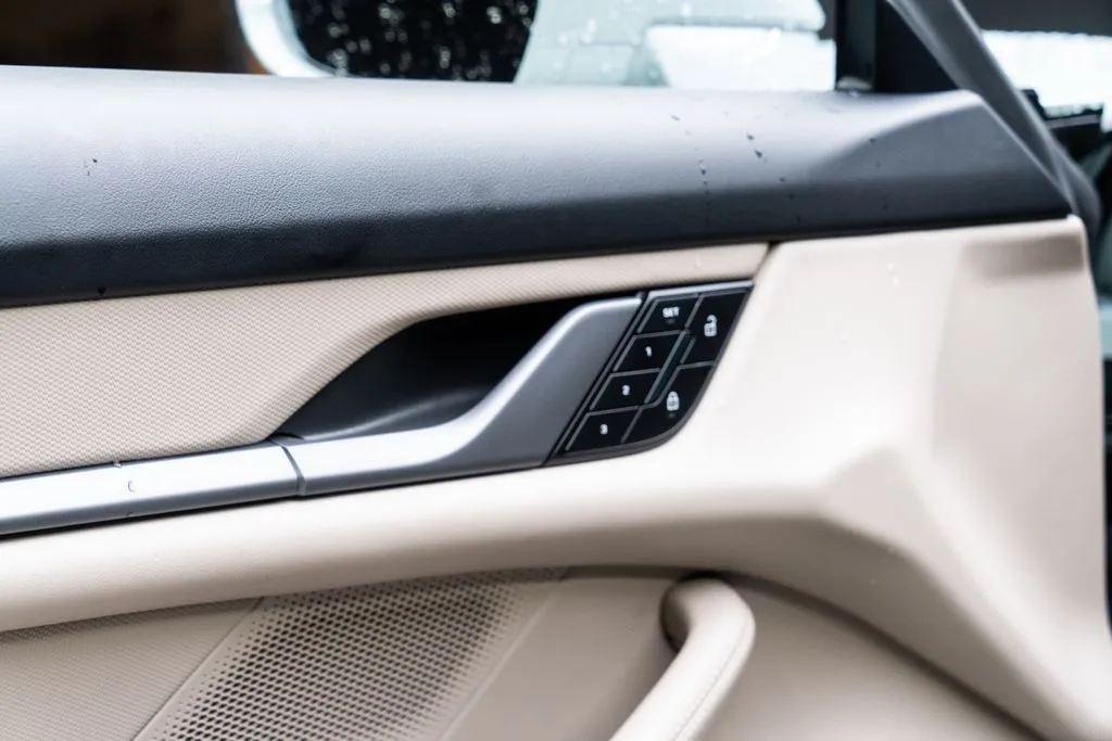 Porsche Taycan photo 21
