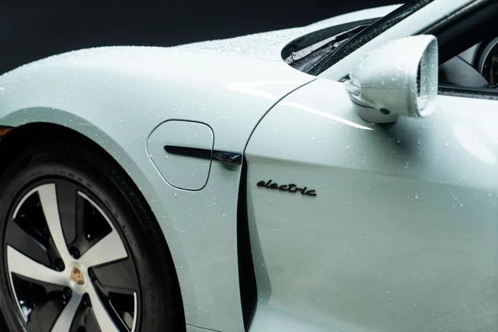 Porsche Taycan photo 18
