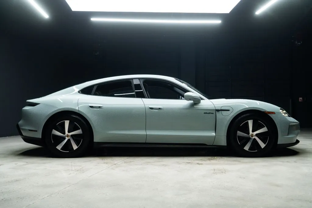 Porsche Taycan photo 8
