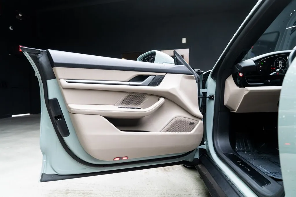 Porsche Taycan photo 20
