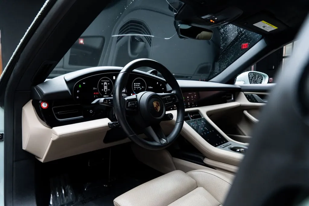 Porsche Taycan photo 24