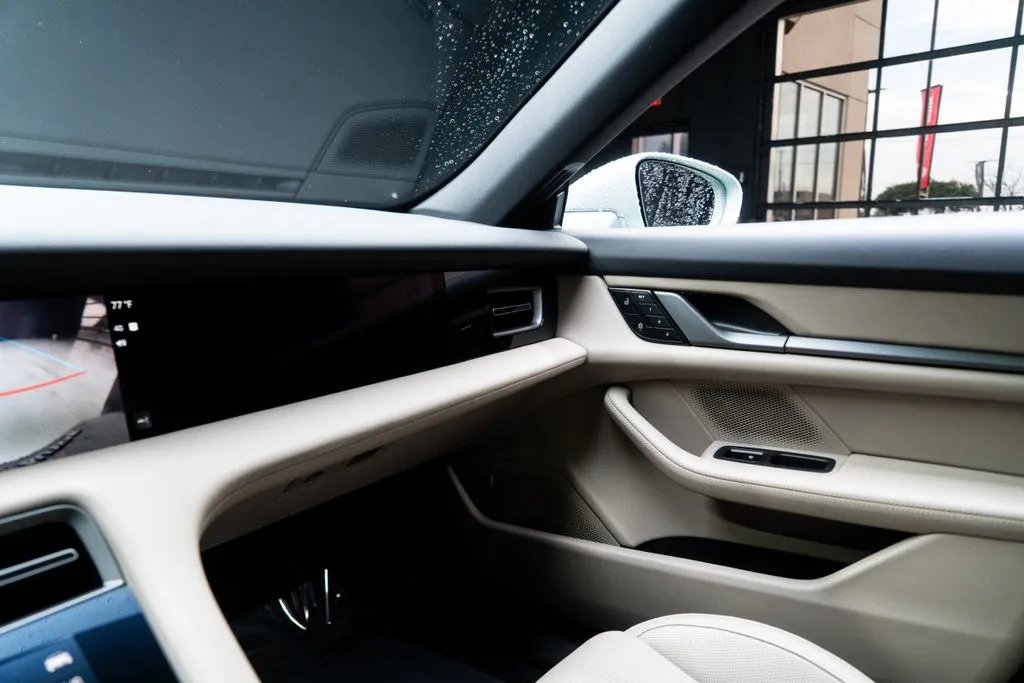 Porsche Taycan photo 34