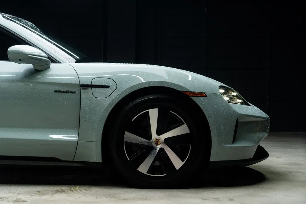 Porsche Taycan photo 9