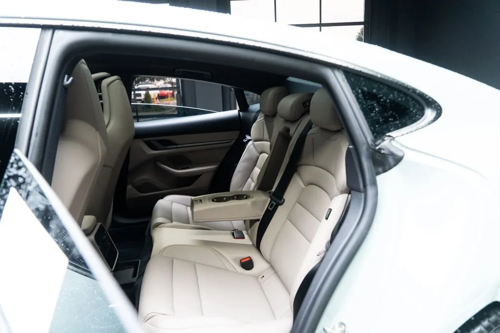 Porsche Taycan photo 37