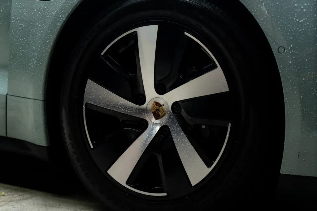 Porsche Taycan photo 10