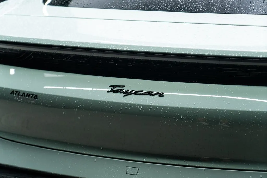 Porsche Taycan photo 16