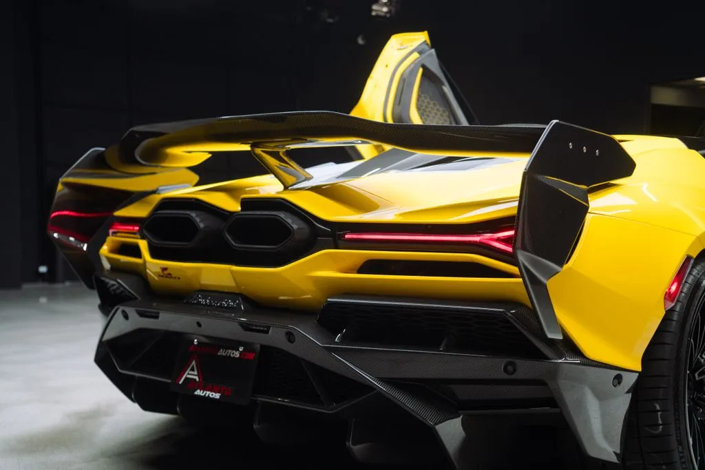 Lamborghini Revuelto photo 23