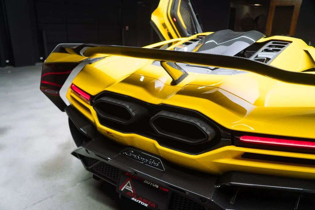 Lamborghini Revuelto photo 25