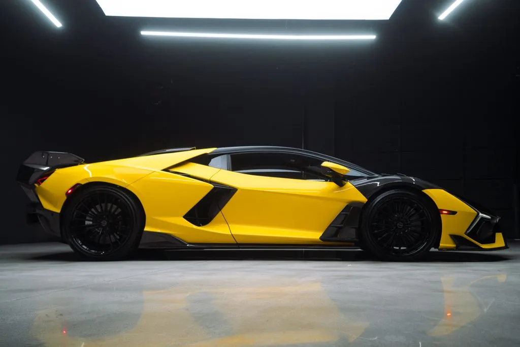 Lamborghini Revuelto photo 12