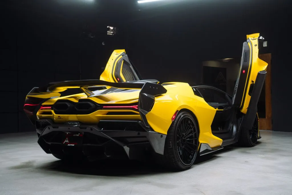 Lamborghini Revuelto photo 21